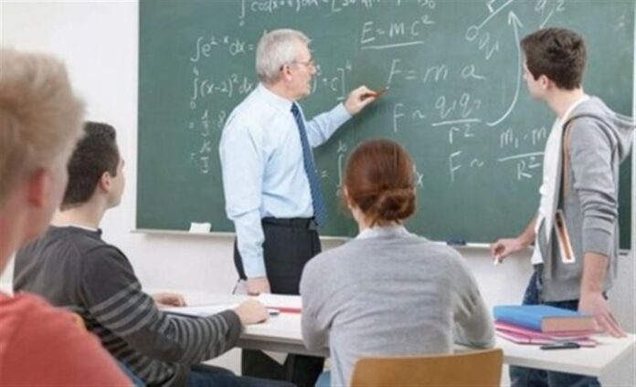 profesor-dascal-scrie-cu-creta-pe-tabla-elev-scos-la-tabla-elevi-in-banci-la-scoala-in-clasa-matematica