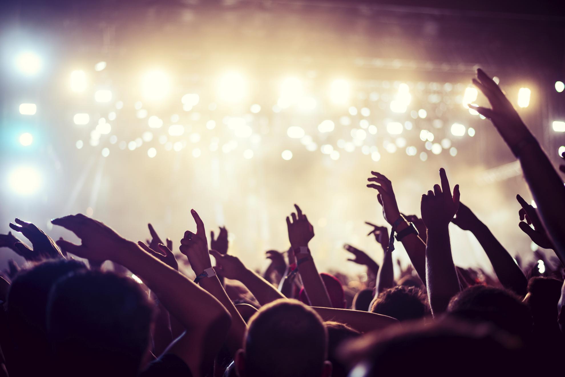 Organizatorii de concerte și evenimente culturale trag un semnal de alarmă: majorarea TVA-ului riscă să distrugă industria culturală!