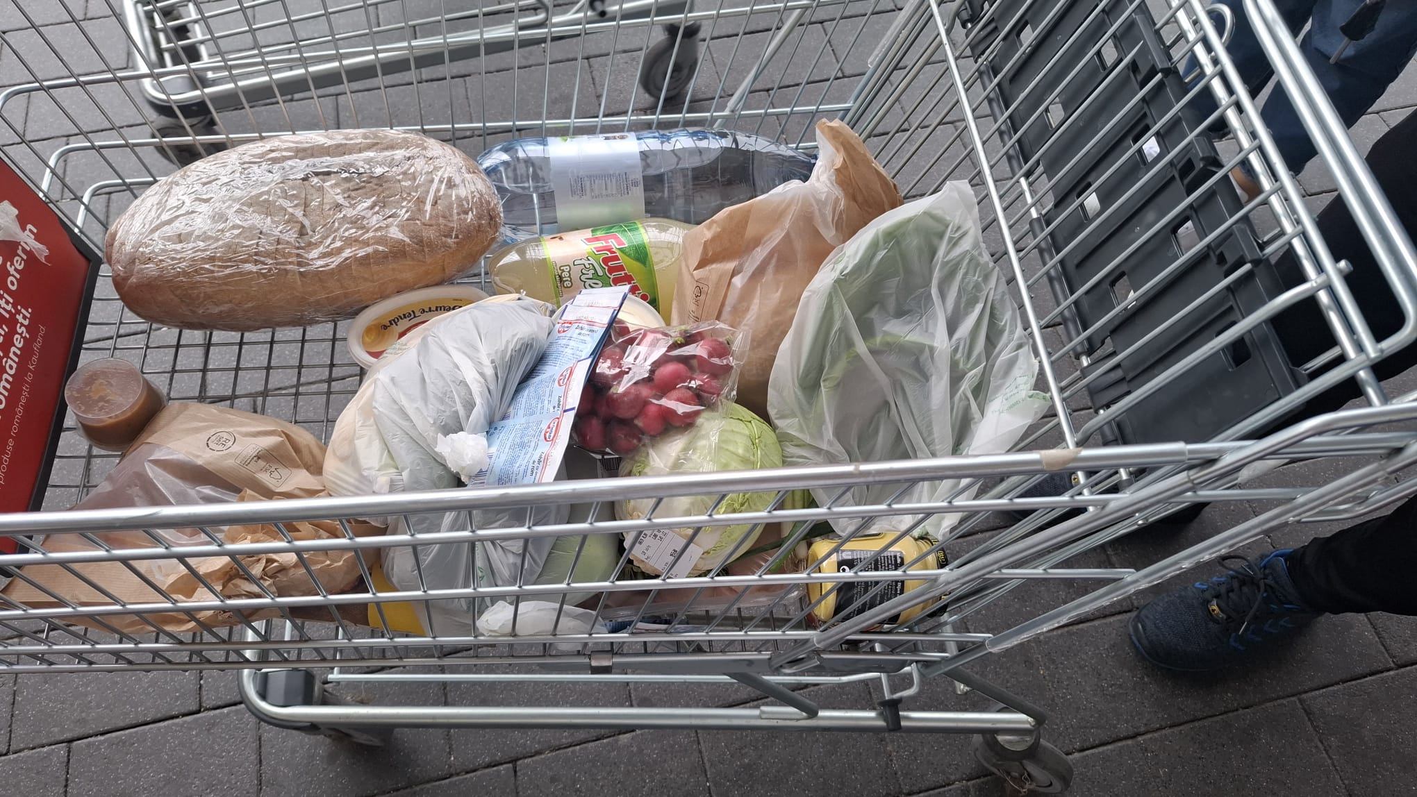 Cât mai costă un coș de cumpărături în 2025: peste 200 de lei pentru alimentele de bază