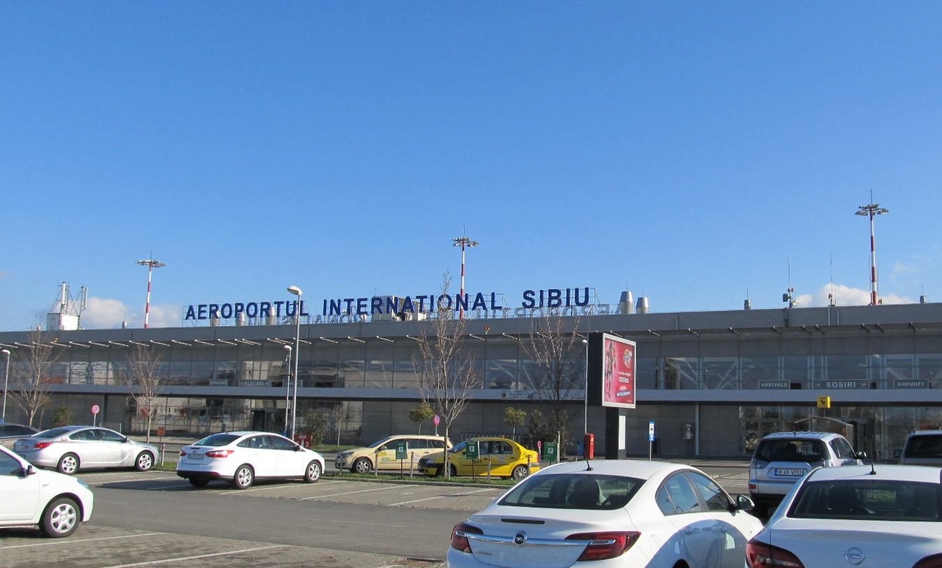 Vedere aeriană a Aeroportului Internațional Sibiu, viitorul locație al parc fotovoltaic Sibiu.