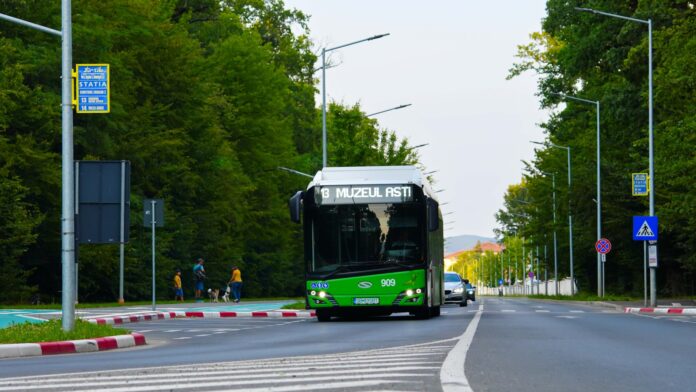 Autobuz albastru TURSIB staționând într-o stație, parte din flota actuală