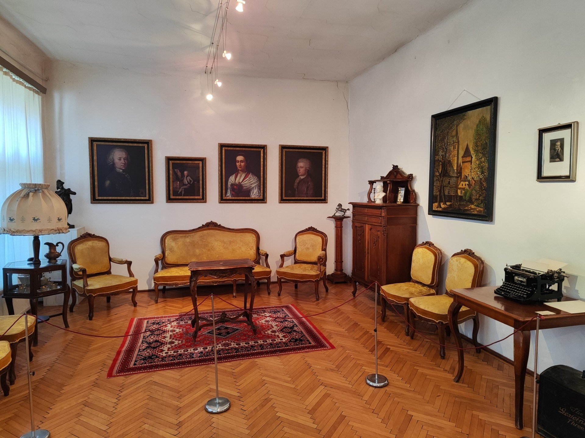 Muzeul Municipal Mediaș își așteaptă vizitatorii cu expoziții de istorie, tradiții și artă
