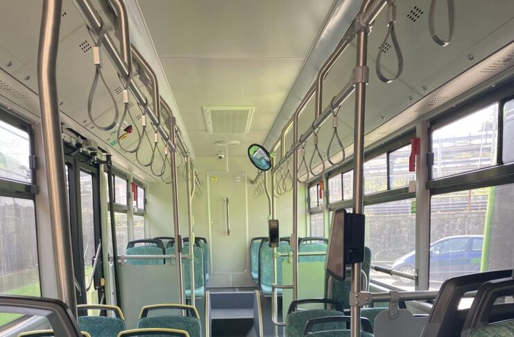 Un copil a ajuns la spital după ce a căzut în autobuz!