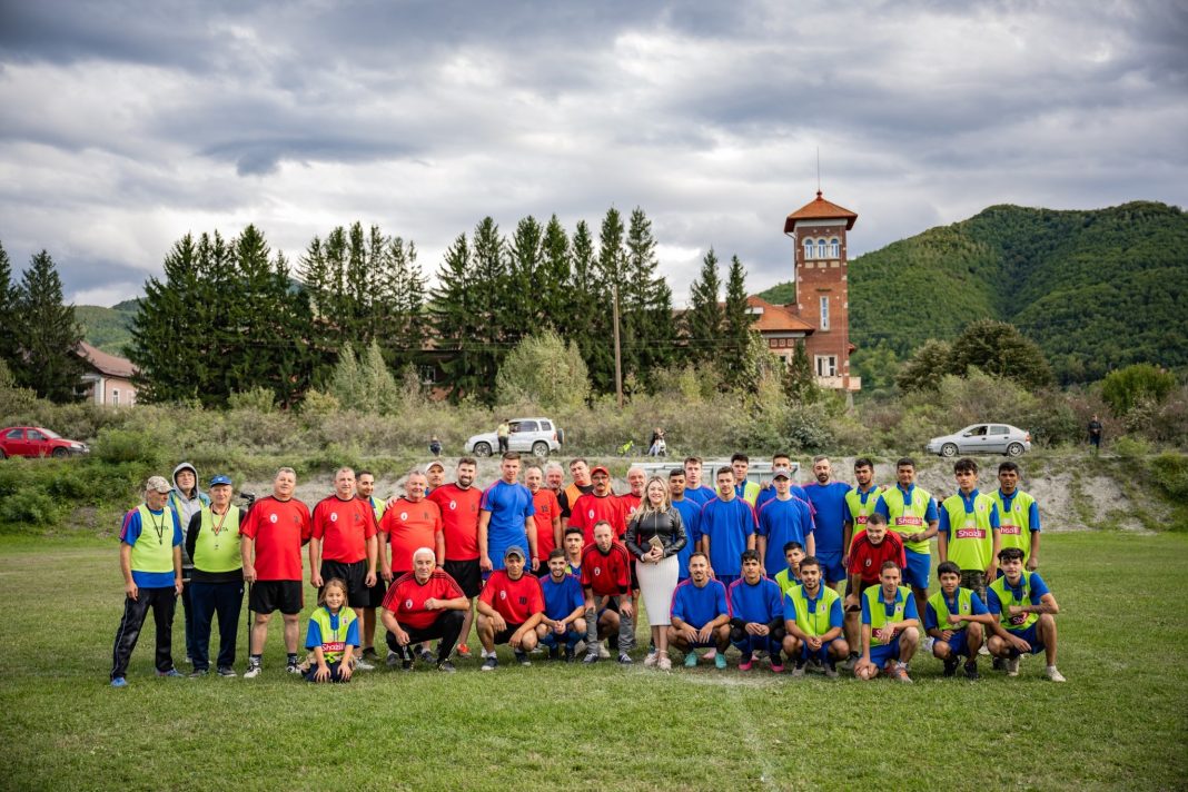 556454802_25592916240297821_3959748963508515738_n Mingea de oina este aruncată între jucători în meciul de la Turnu Roșu.