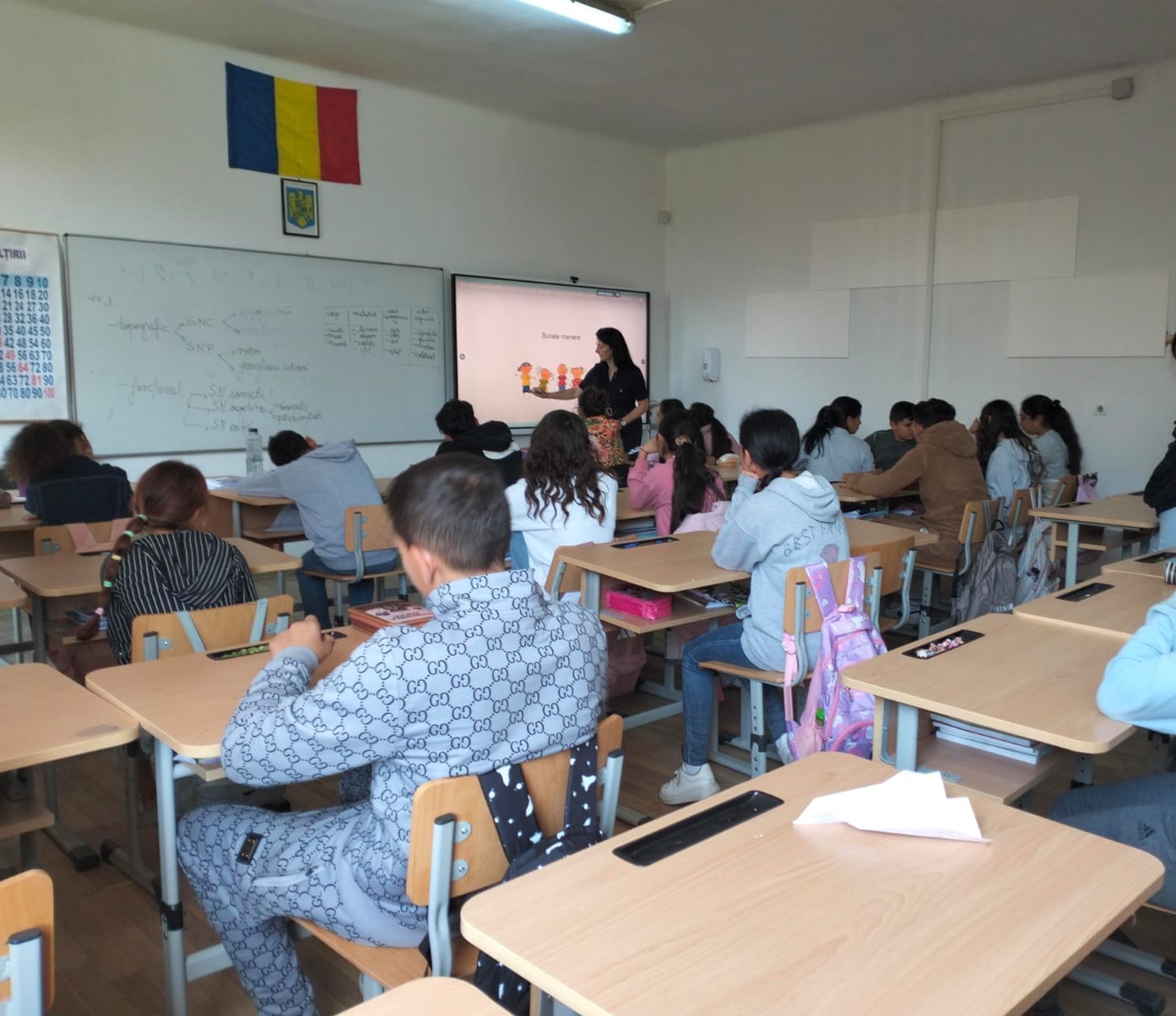 Elevi și profesori participă la o activitate despre bunele maniere în Tîrnava, la Liceul Tehnologic „Stănescu Valerian”.