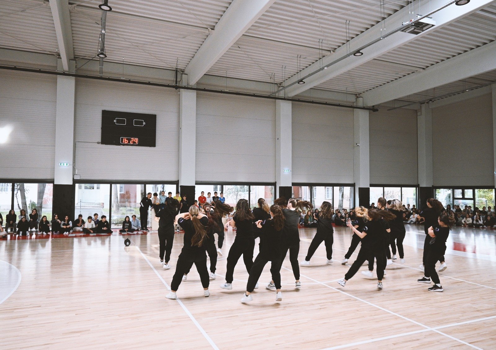 Participanți la proiectul Dans pentru minte sănătoasă dansând împreună într-un studio luminos