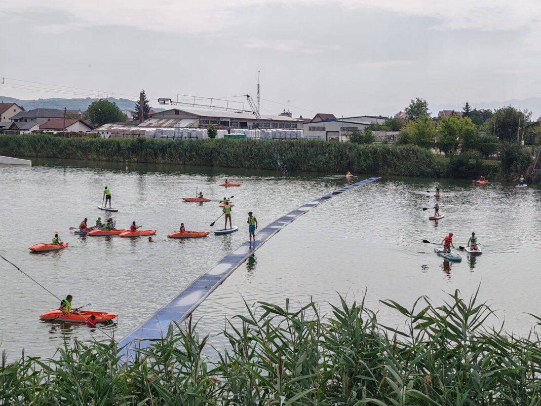 IMG-20250725-WA0013 Semn sau banner care anunță activitățile și evenimentele de la Lacul Binder