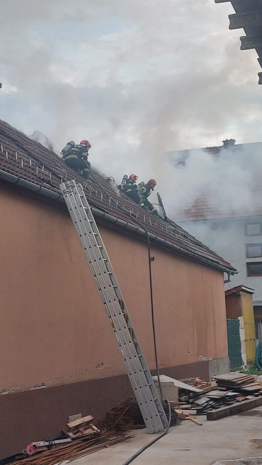 1 Foc și fum negru ce izvorăsc din ferestrele mansardei casei din Sibiu