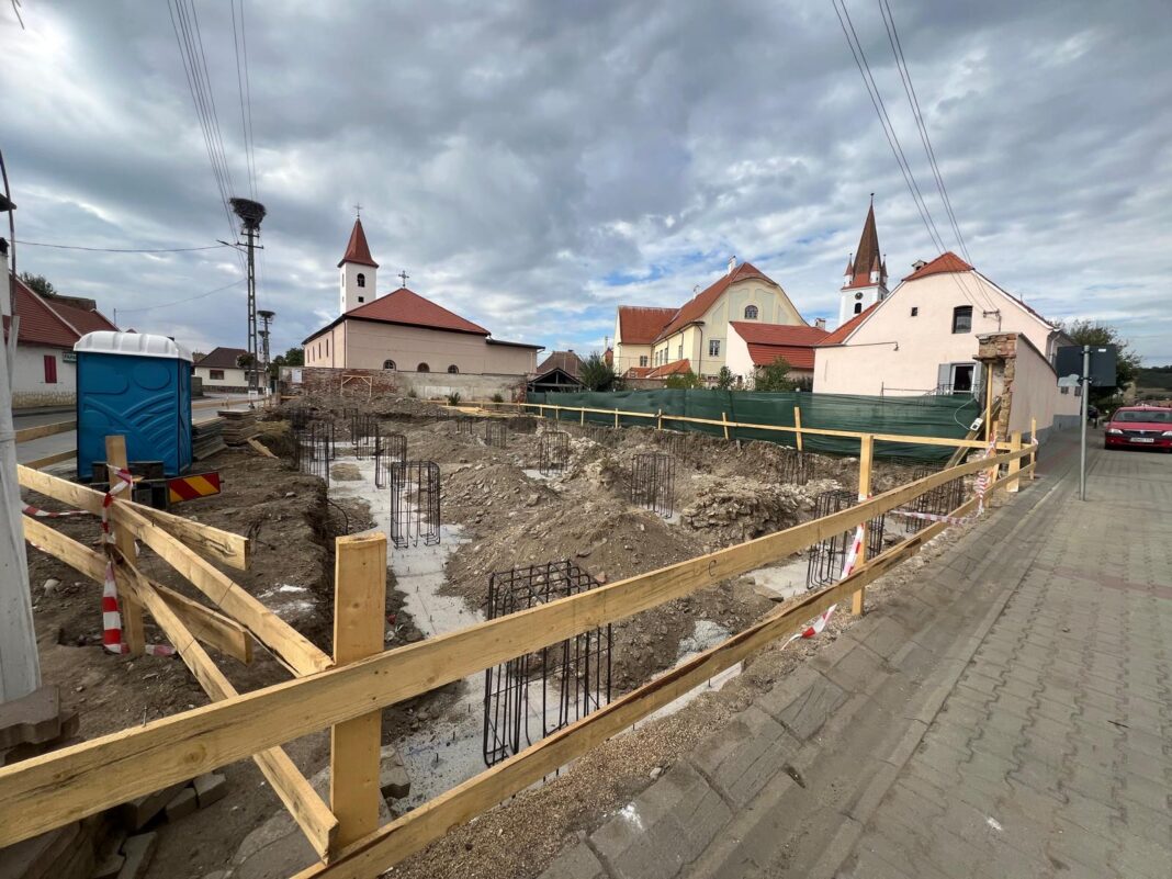 spatiu-comercial-cristian Spațiul unde se construiește noul supermarket în comuna Cristian, în centrul localității.