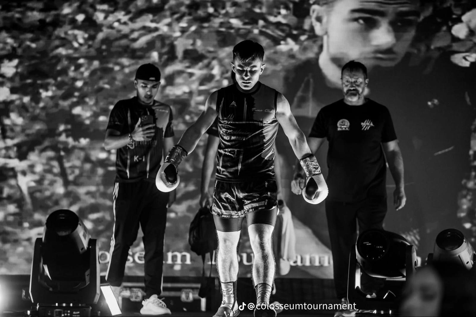 Emanuel Vlad, campion național de kickboxing, în costum sportiv Puma pentru antrenamente.