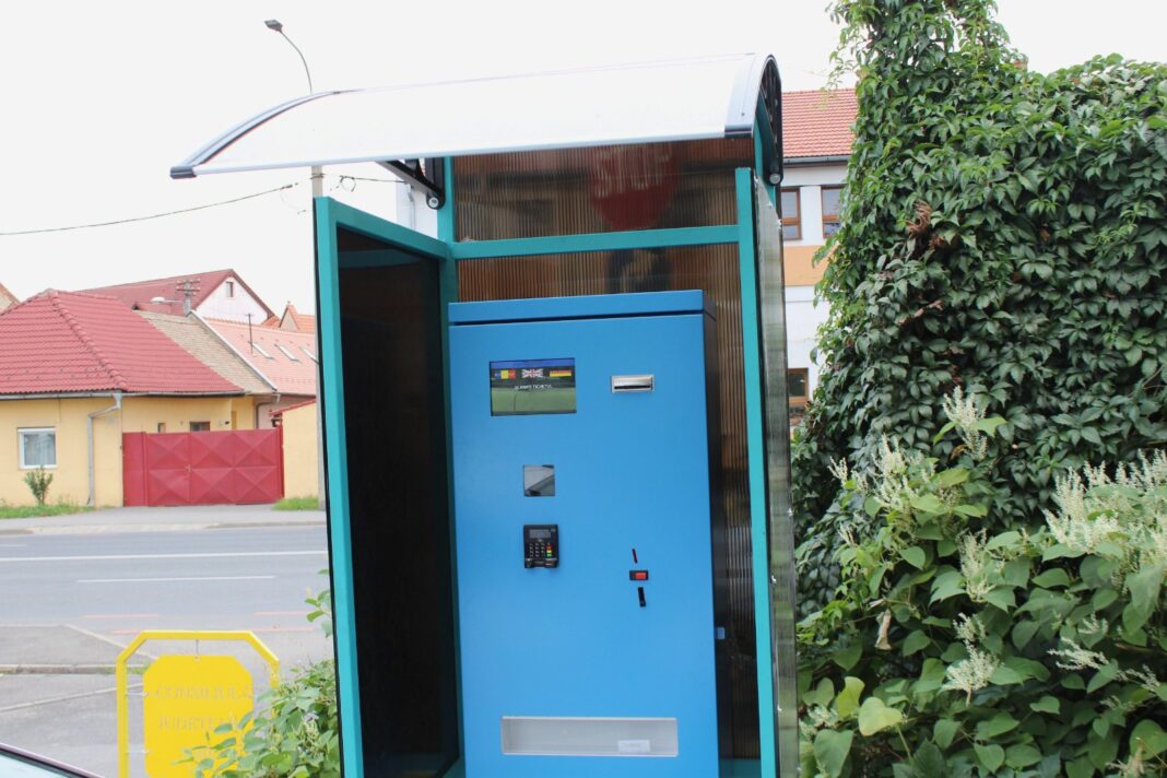 558248350_1112859257684187_6805131067512513235_n Mașină parcată pe strada Funarilor, cu un parbriz vizibil pentru plata parcării în numerar.