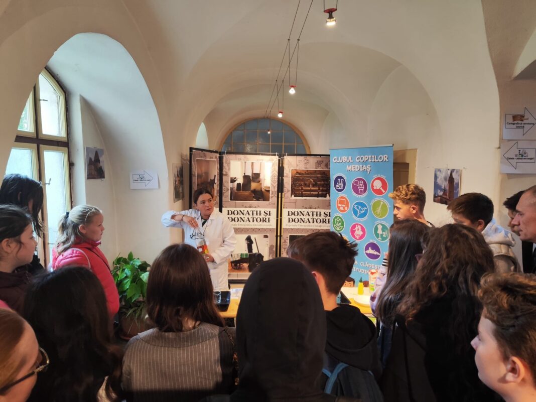 Noaptea Cercetatorilor Europeni 1 Participanți la Noaptea Cercetătorilor Europeni din Mediaș, în sala principală a evenimentului