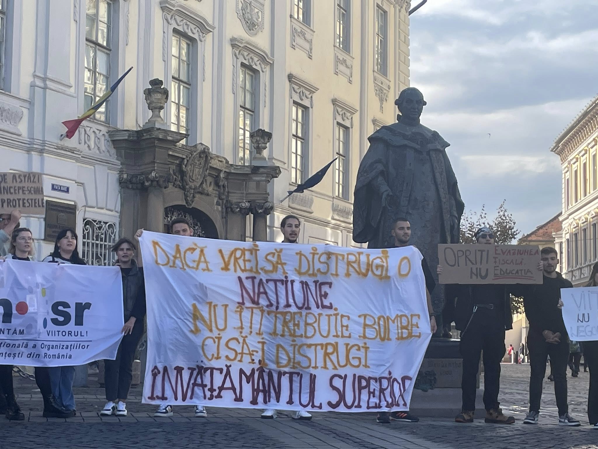 Mulțime compactă de tineri în fața clădirilor istorice din Piața Mare în timpul protestului studențesc