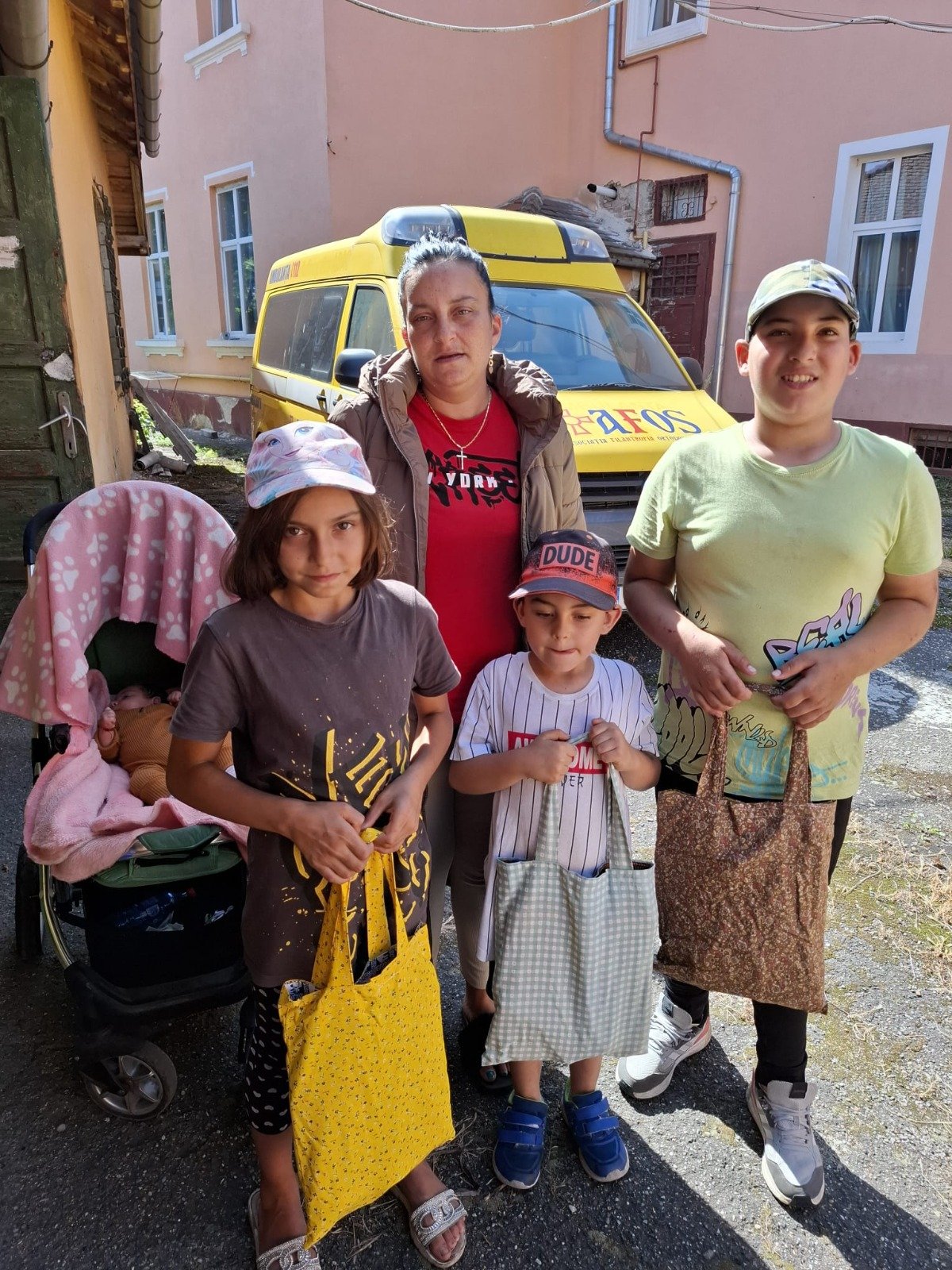 Reprezentanți ai Arhiepiscopiei Sibiului înainte de distribuirea de donații