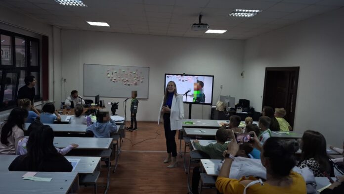 Atelier plin de copii angajați în crearea de povești audio-vizuale la evenimentul Noaptea Cercetătorilor ULBS.