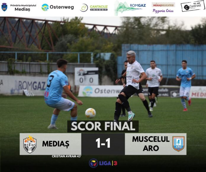 Echipe sibiene din Liga 3 la un meci de fotbal.