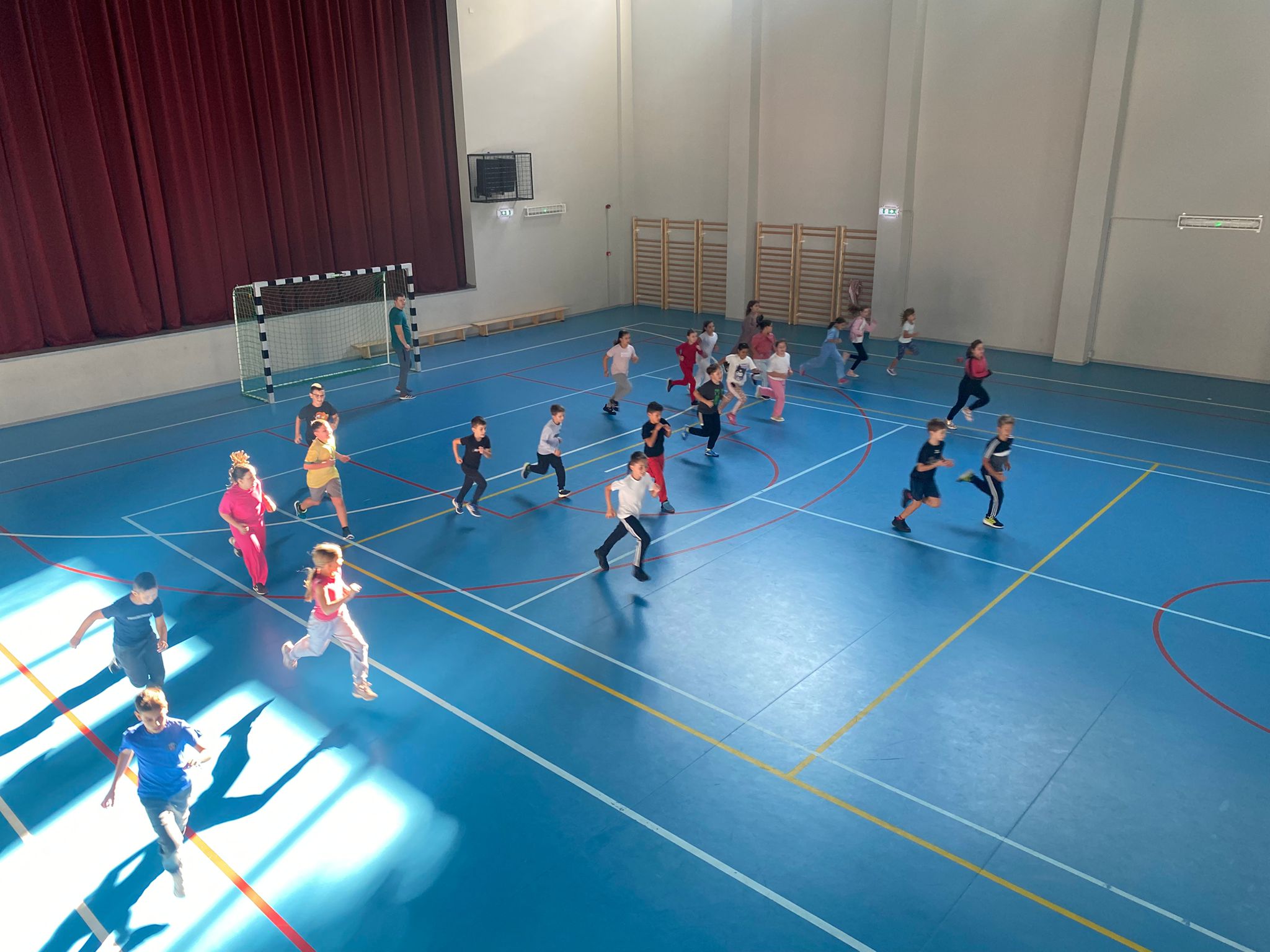 Tineri practicând sporturi și jocuri de echipă în incinta Centrului Agrement Mediaș.