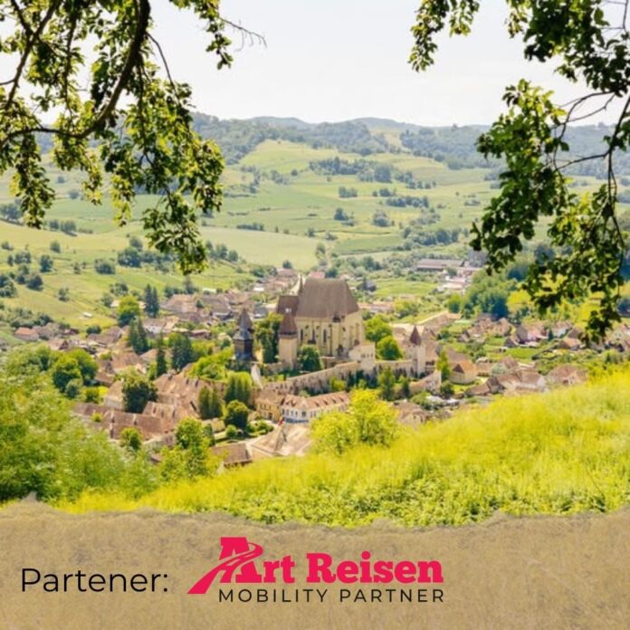 Drumeție de toamnă pe Via Transilvanica, cu peisaj rural românesc și poteci în natură