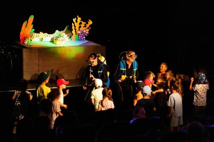 Repetiție publică pentru spectacolul Colori la Teatrul Gong Sibiu, înainte de premiera subacvatică.