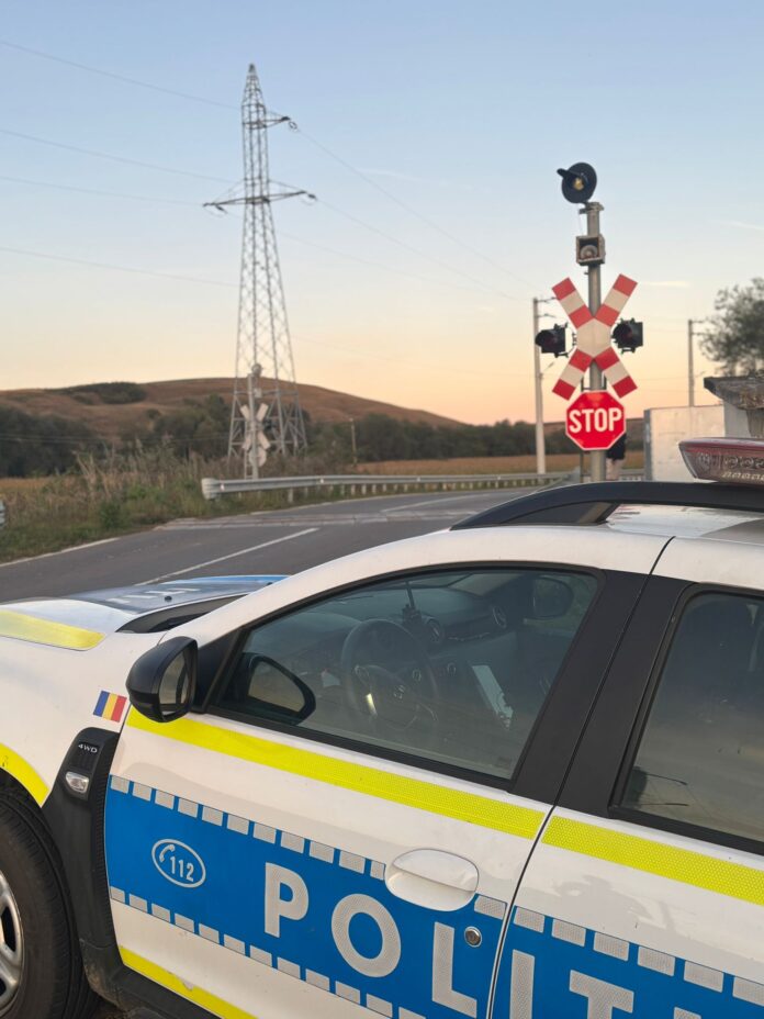 Poliția Sibiu patrulează o trecere de cale ferată pentru siguranța șoferilor