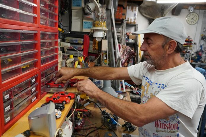 Colecția impresionantă de peste 1000 de automodele a lui Guido Iozzi expusă pe rafturi.