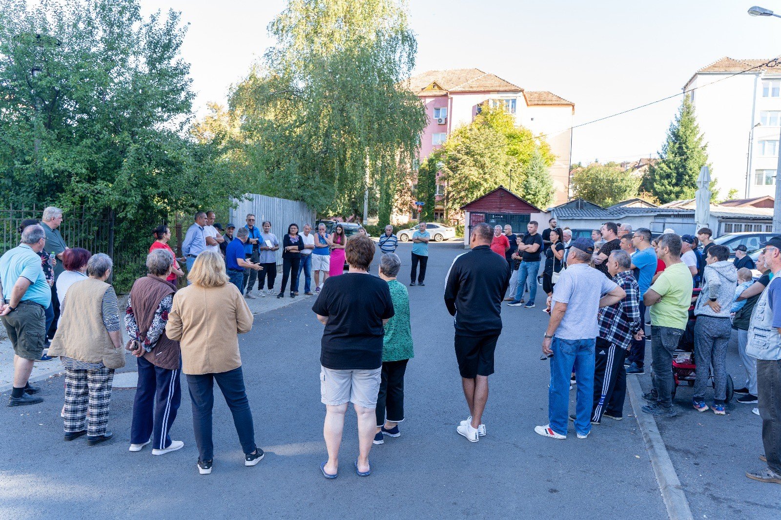 O adunare a locuitorilor de pe strada Metanului, cu primarul Mediașului ascultând îngrijorările