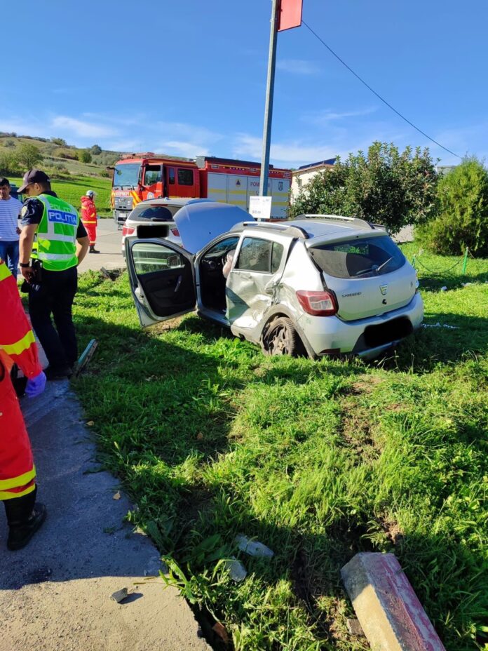 IMG-20250923-WA0047 Șofer la volanul mașinii avariate în urma coliziunii de pe DN 14