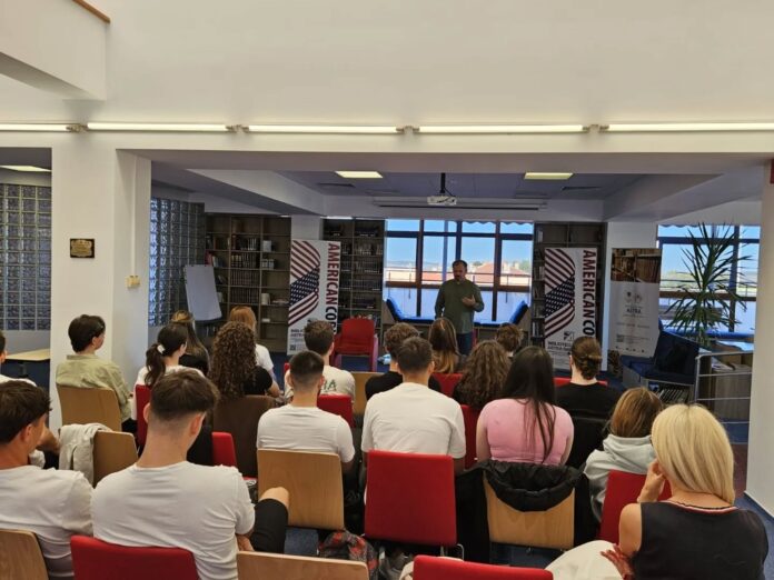 553627343_18122430844496146_1111721398815945497_n Participanți la evenimentul Zilele Literaturii Americane Sibiu, în cadrul American Corner.