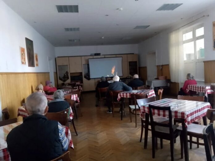 astra Seniori participând la o activitate culturală organizată de Biblioteca ASTRA