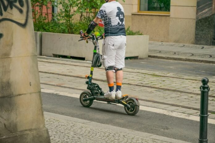trotineta Trotinetă electrică abandonată la locul accidentului unde un bărbat a murit în Mediaș