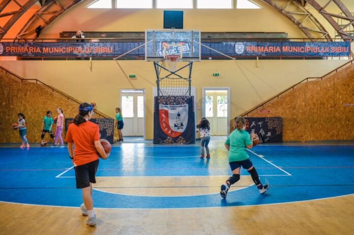 Tineri jucând fotbal sau alte sporturi cu mingea la Săptămâna Europeană a Sportului