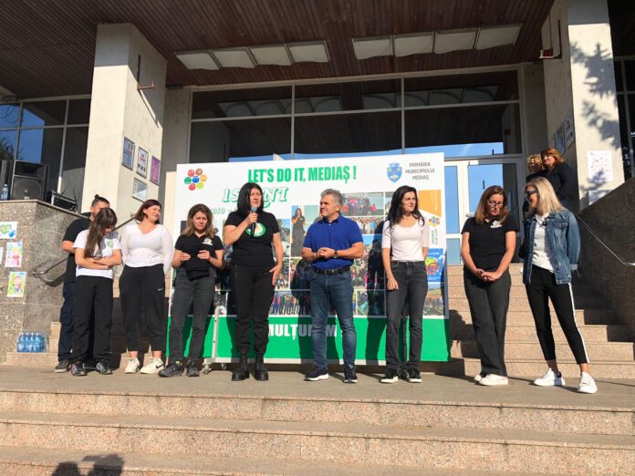 Lets Do it Medias 2025 02 Echipa de voluntari Let's Do It România în parcul din Mediaș, echipați cu mănuși și saci