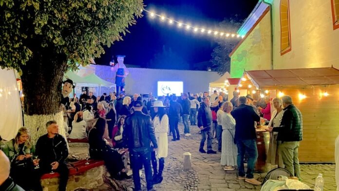 Festival Festivalul de vin Weinfest Mediaș Schmecker 2025 cu oameni savurând băuturi și mâncare tradițională