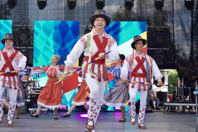 junii Junii Sibiului în costume tradiționale pe scenă la festivalul Bavarien Fest din București