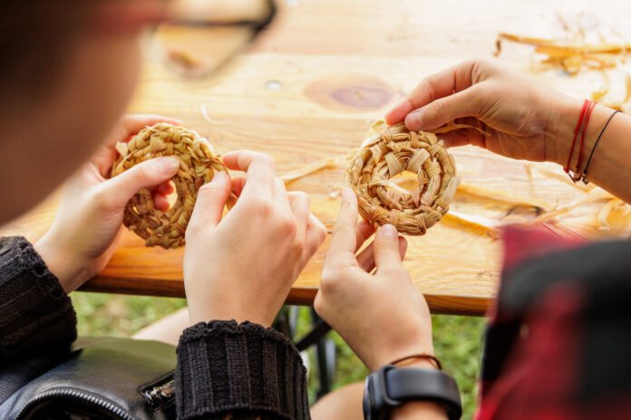 targ a 2 zi anii drumetiei-27 Participanți activi în a doua zi a festivalului Anii Drumeției Sibiu, explorând expozițiile ecologice și bucurându-se de atmosferă.