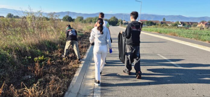 Ziua curateniei cristian Elevi și profesori participă la Ziua Curățeniei Cristian, strângând deșeuri din natură