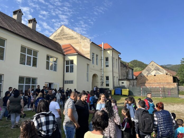 Primăria Tălmaciu anunță un nou drum școlar pentru copii, cu autorități locale la eveniment