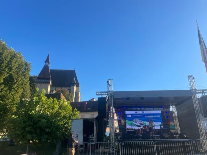 Copii în costume populare participă la Festivalul Multicultural Biertan