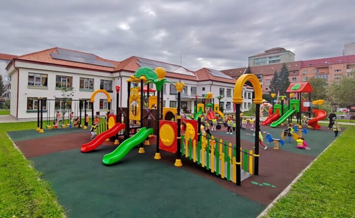 Noul loc de joacă modern la Grădinița Elefănțelul Curios din Sibiu, cu copii fericiți.
