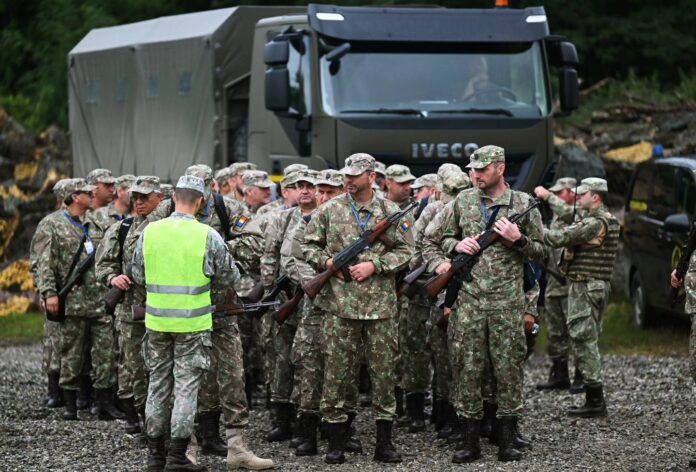 Rezerviști din Sibiu coordonând o misiune în poligon la exercițiul MOBEX