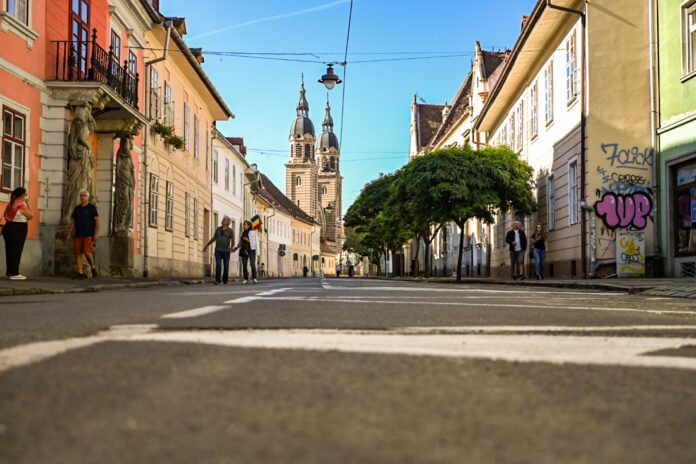 Participanți la un tur de oraș cu bicicleta, pe străzi fără mașini, în timpul Săptămânii Mobilității Sibiu.