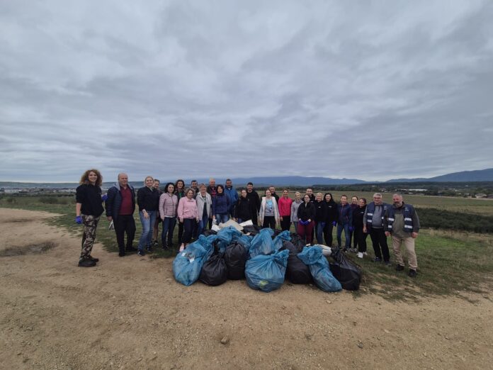 Voluntari colectând deșeuri în timpul Curățeniei Naționale Sibiu, lucrând împreună pentru un mediu mai curat.