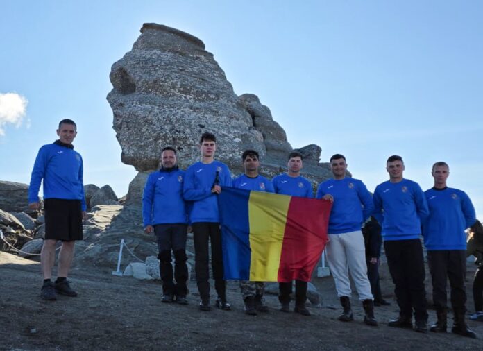 Militarii Academiei din Sibiu așezați coroane de flori la piciorul Crucii Eroilor Caraiman