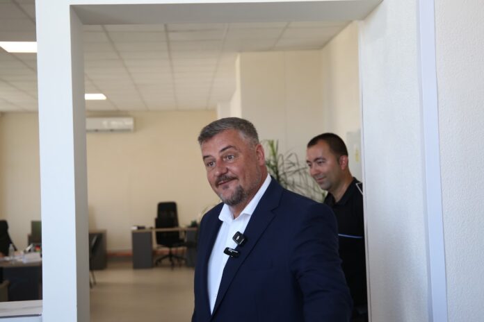 Primar Mircea Orlățan în discuție cu consilier județean Tudor Șescu