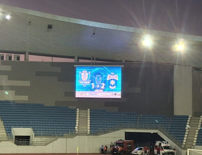 Jucător al unei echipe sibiene din liga a treia în acțiune împotriva echipei Jiu