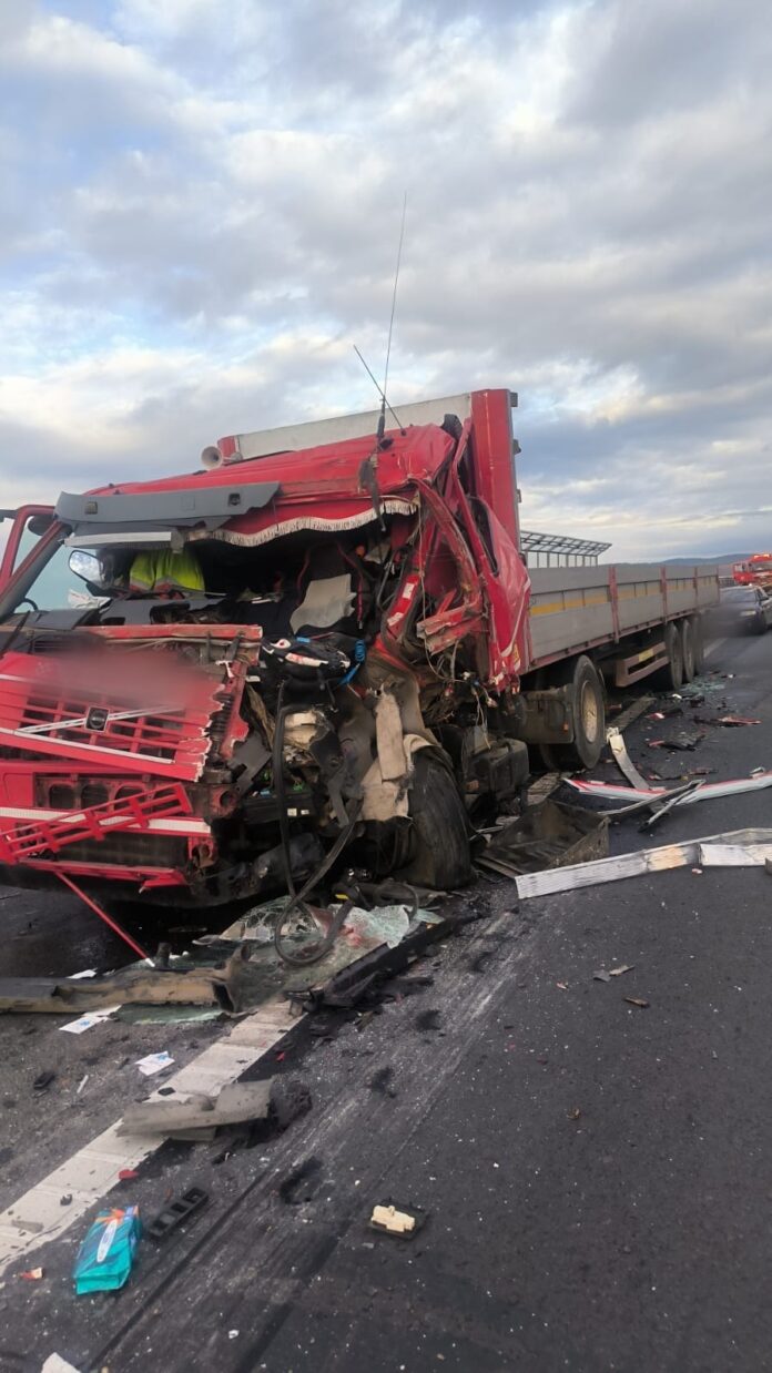 Accident A1 Sibiu, coliziune TIR cu un alt vehicul oprit în coloană pe autostradă
