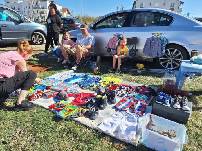 Voluntari și copii din Iacobeni pregătesc produse pentru târgul caritabil