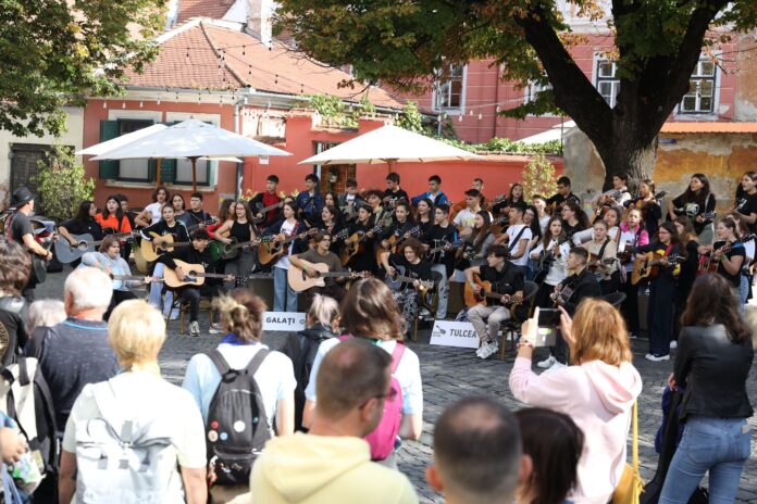 Vedere a unui stâlp de afișe și program pentru Săptămâna Europeană a Mobilității la Sibiu