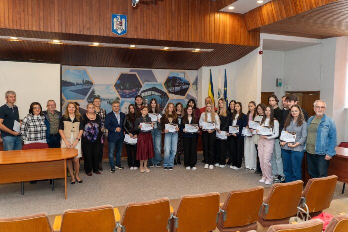Premiere elevi Mediaș - elev primiind premiu de la oficialitățile municipiului Mediaș