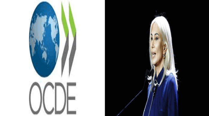 Raluca Turcan anunță aderarea României la OCDE în 2026, pe ecranul unui dispozitiv mobil.